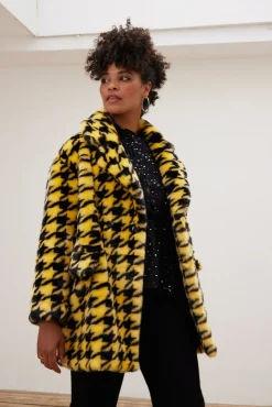 Jakke Zadie Houndstooth Short Faux Fur Coat* Coats