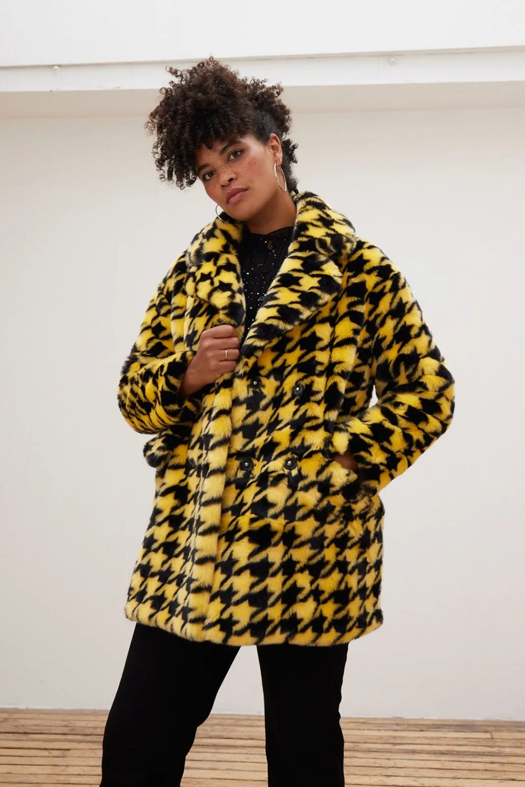 Jakke Zadie Houndstooth Short Faux Fur Coat* Coats