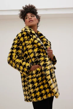 Jakke Zadie Houndstooth Short Faux Fur Coat* Coats