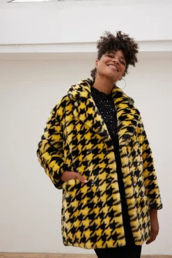 Jakke Zadie Houndstooth Short Faux Fur Coat* Coats